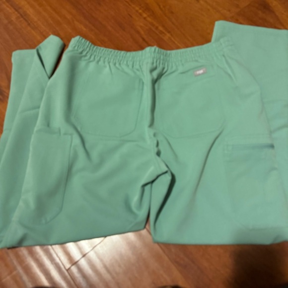 FIGS MINT GREEN STRAIGHT LEG SCRUB PANTS - SIZE L - Picture 3 of 3